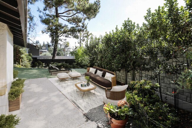 Building Photo - 2439 Sharon Oaks Dr