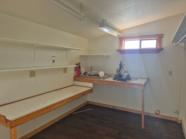 Building Photo - 4- Bedroom 1.5 bath home with over 1400sqft of living space!!