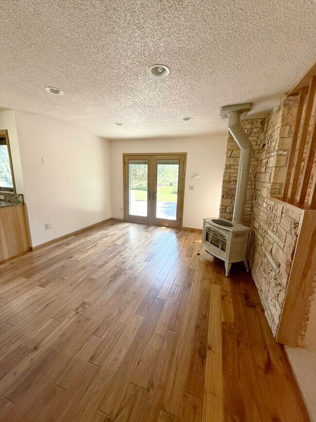 Building Photo - Private and Quiet Six Bedroom Home on 1 Acre, Southside Bozeman