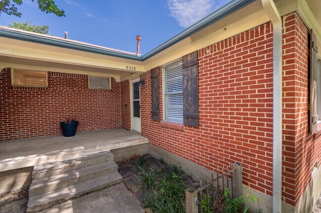 Building Photo - Cozy Forest Hills Retreat in East Dallas