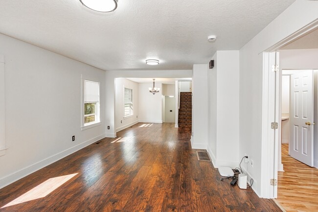 Building Photo - 4313 N Kerby Ave