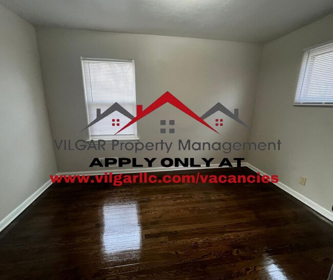 Building Photo - Gorgeous 3 spacious bedrooms, 1 attractive...