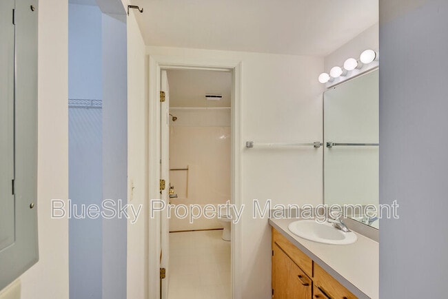 Building Photo - 1214 Clifden Green