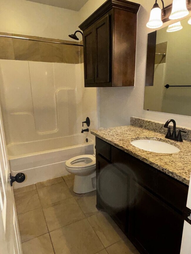 Building Photo - 3BR 2BA duplex with 2 car garage in Yukon!!