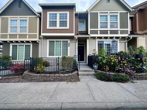 Building Photo - 1/2 off first months rent!! | Modern Comfort Meets Convenience in Beaverton Townhouse 2 Bed 2.5 B...