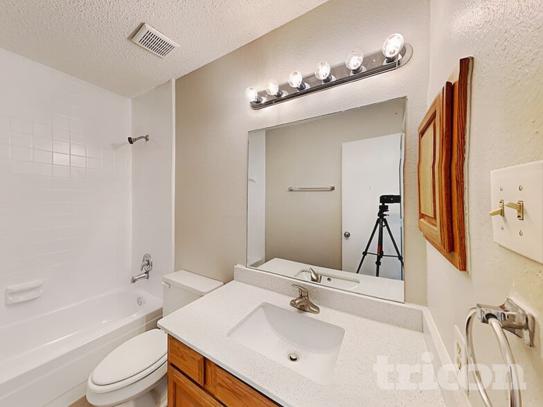 Building Photo - 2758 Briar Hill Dr