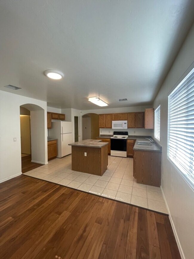 Building Photo - Beautiful 3 bedroom 2 bathroom!