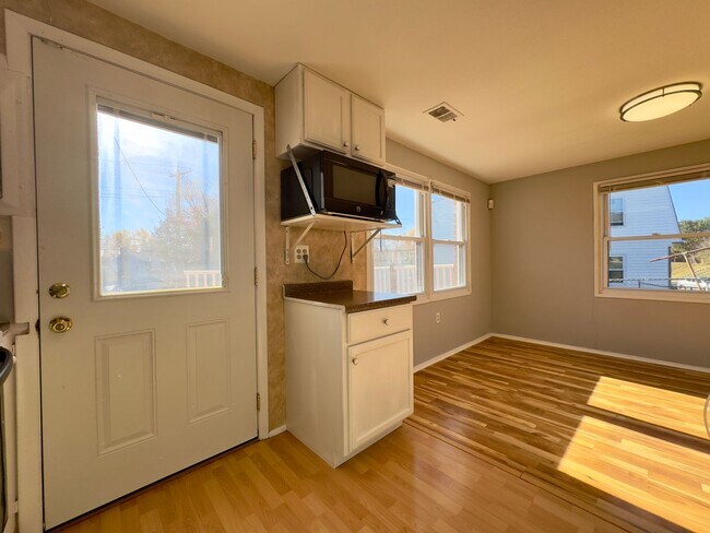 Building Photo - Charming 3 Bed/1.5Bath in Parkville, MD!