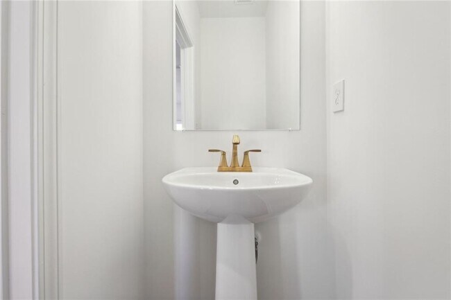 Building Photo - 727 Carmes Dr