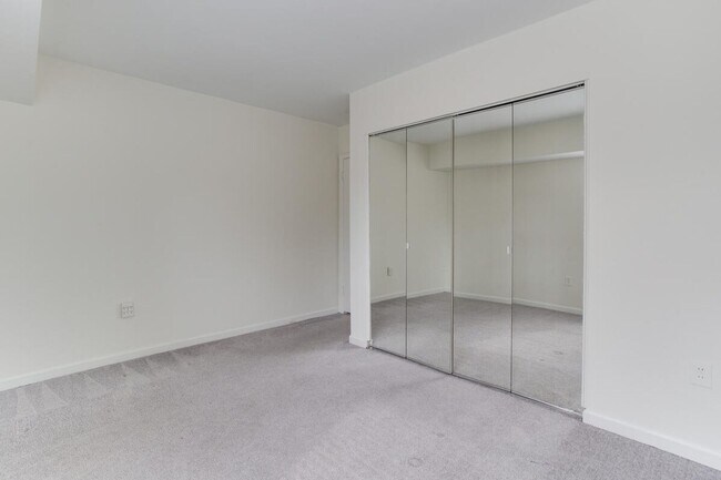 Building Photo - 2 Bedroom condo with Den in Annapolis