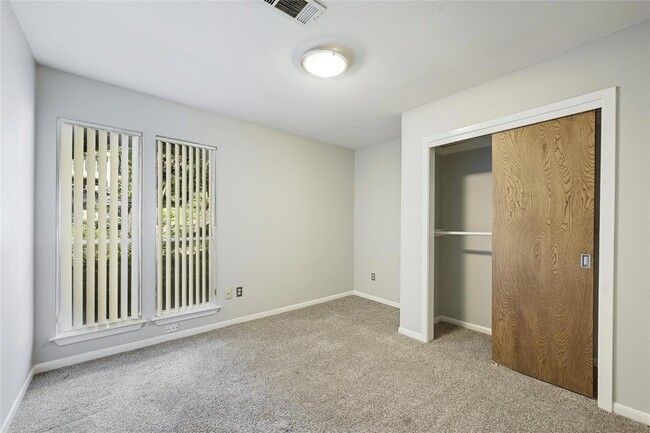 Building Photo - 6305 Shadow Valley Dr