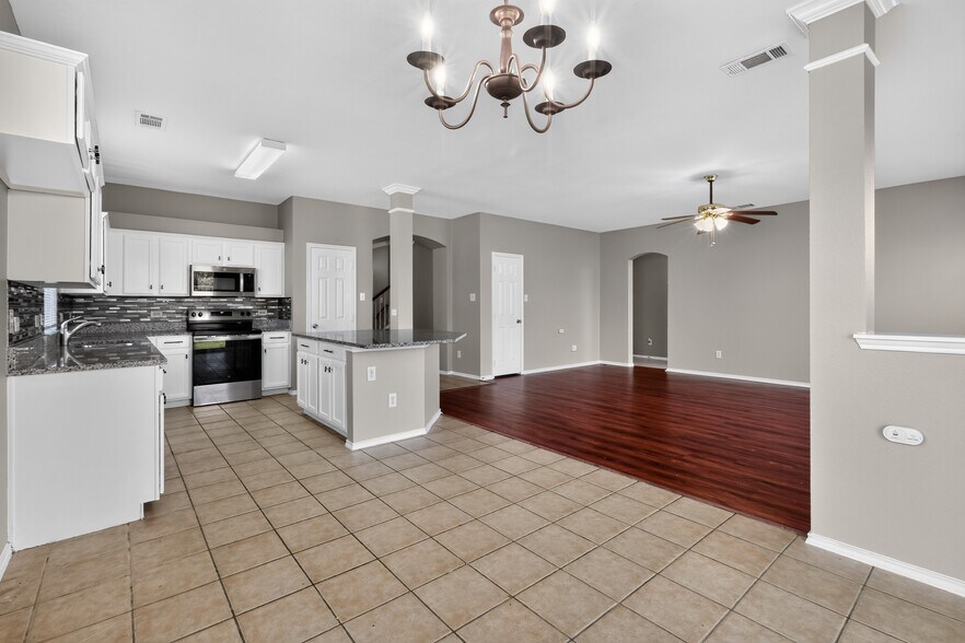 Building Photo - 217 Pinewood Trl