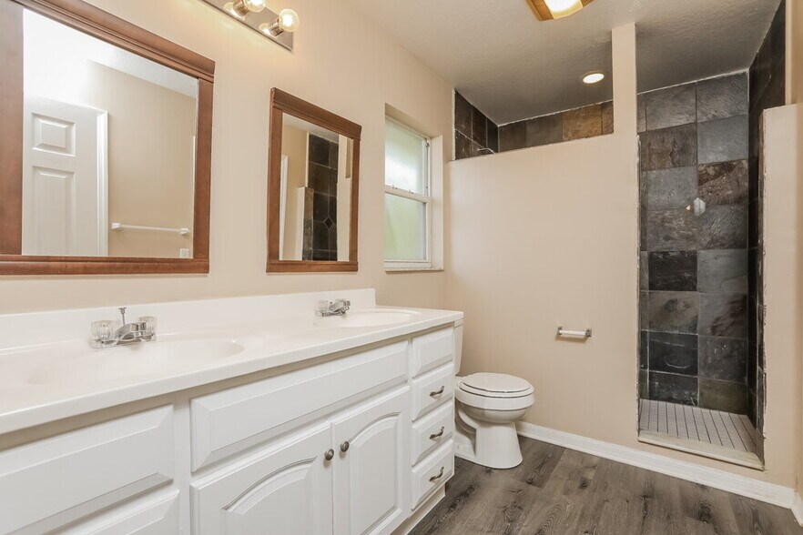 Building Photo - 210 Bloxam Ave