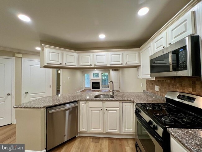 Building Photo - 6924 Fairfax Dr