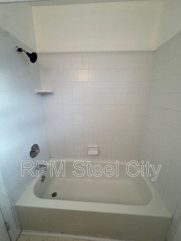 Building Photo - 498-498 W Bellflower Dr