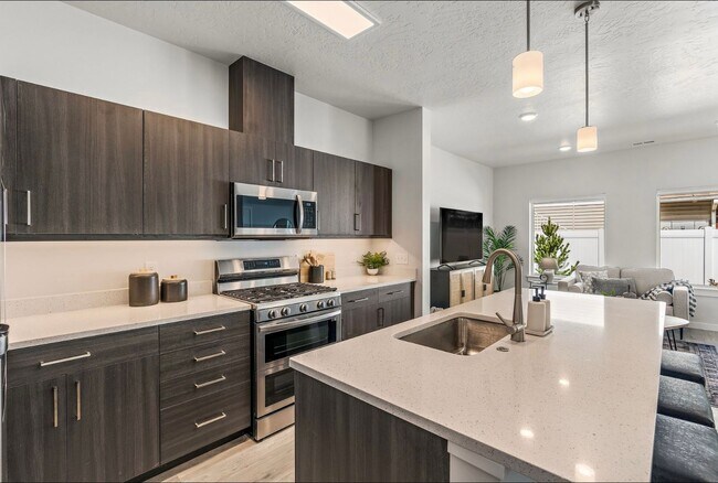 Building Photo - Boise 3 Bed 2.5 Bath 2 Car Garage Town available 3/6/26