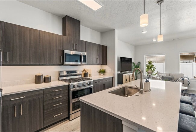 Building Photo - Boise 3 Bed 2.5 Bath 2 Car Garage Townhome AVAILABLE NOW!  $500 RENT CREDIT AT MOVE IN!