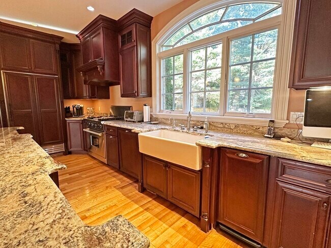 Building Photo - 66 Forest Ave