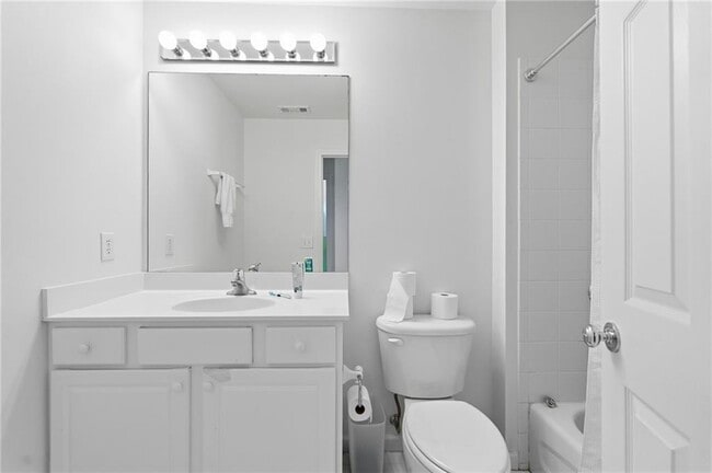 Building Photo - 2050 Willshire Glen