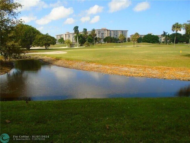 Building Photo - 2901 S Palm Aire Dr