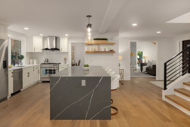 Building Photo - 4Bd/2.5Ba Bellevue House