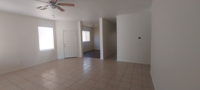 Building Photo - BEAUTIFUL 3BED with DEN 2BATH FLOORPLAN LO...