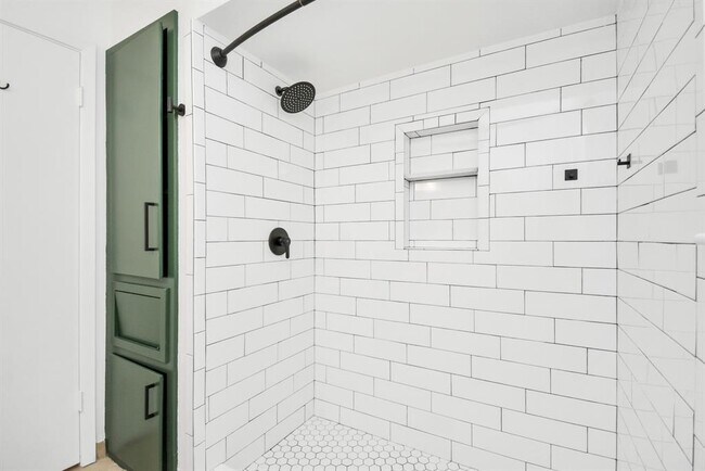 Building Photo - 10951 Shadow Wood Dr