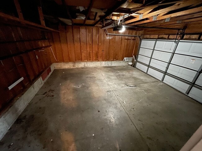 Building Photo - Nice split level home with garage and fenced backyard, Virtual Tour!