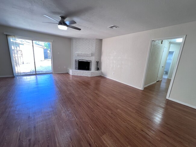 Building Photo - 4 Bedroom 2 Bathroom in Northwest Houston ...
