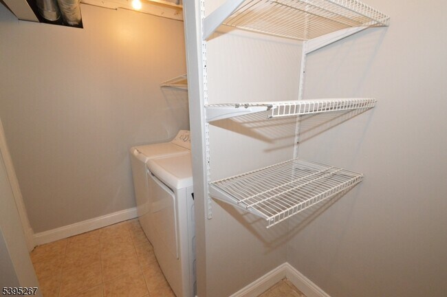 Building Photo - 139 Forest St