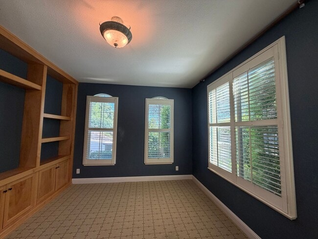 Building Photo - 3 bedroom Serrano home with view