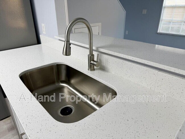 Building Photo - 205 Coconut Palm Way