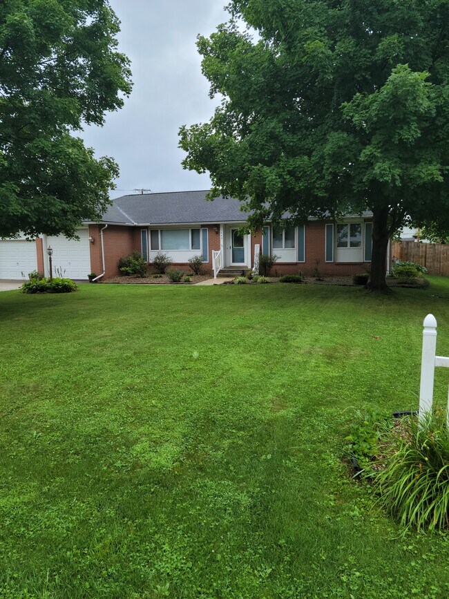 Primary Photo - 1440 Sherwood Downs Rd W