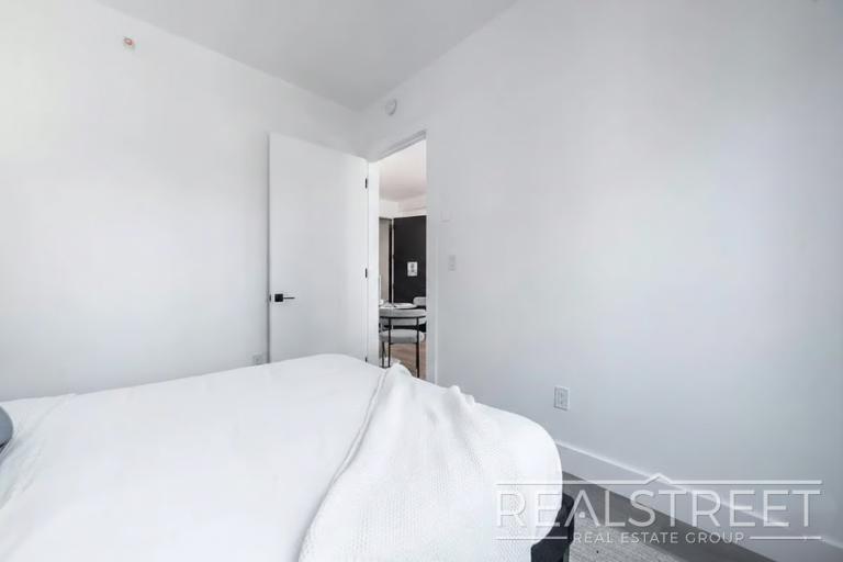 Building Photo - Welcome home to this bright and well-proportioned 2-bedroom, 1-bath apartment on a charming, tree-li