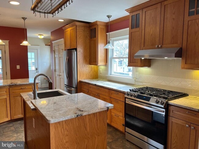 Building Photo - 2237 N Wakefield St