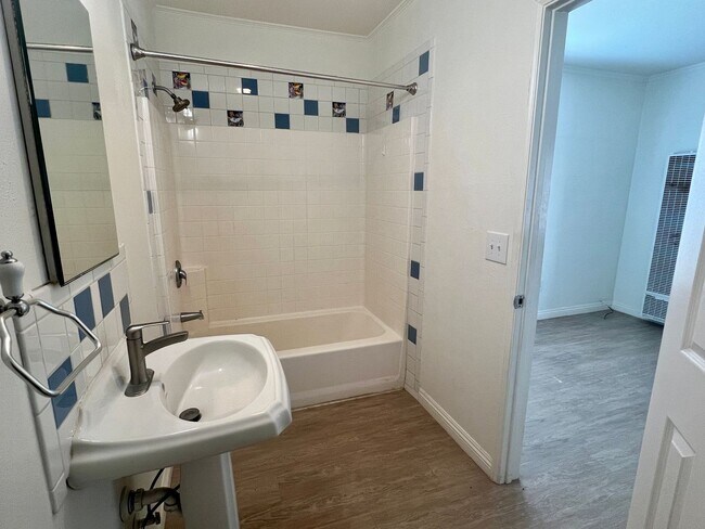 Building Photo - 6551 La Luna Ave