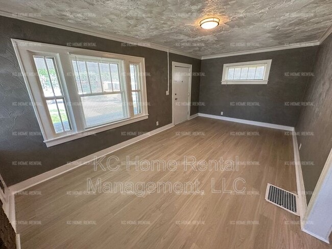 Building Photo - 5600 Park Ave