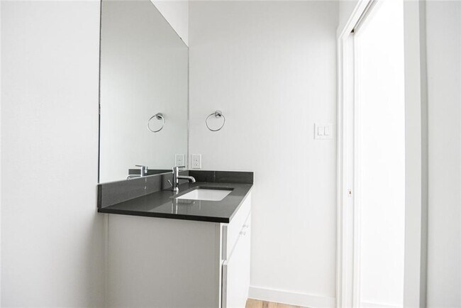 Building Photo - 427 W 10th St