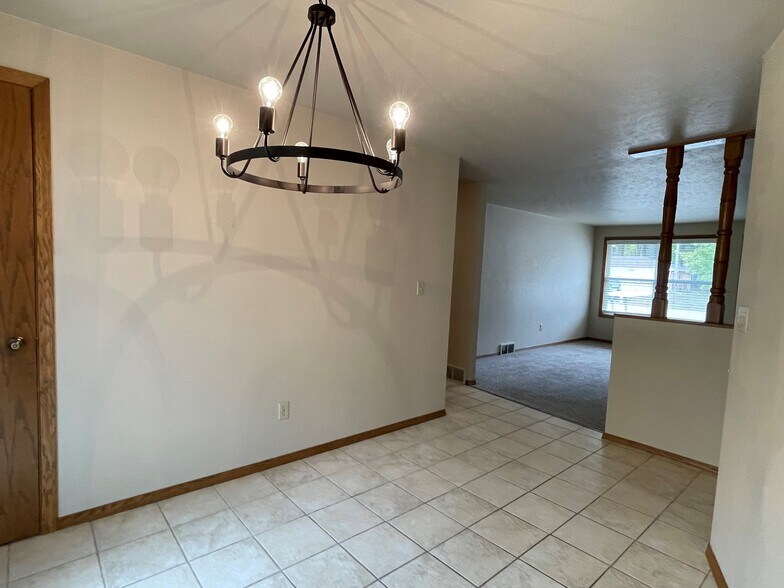 Building Photo - 1380 Cardinal Ln