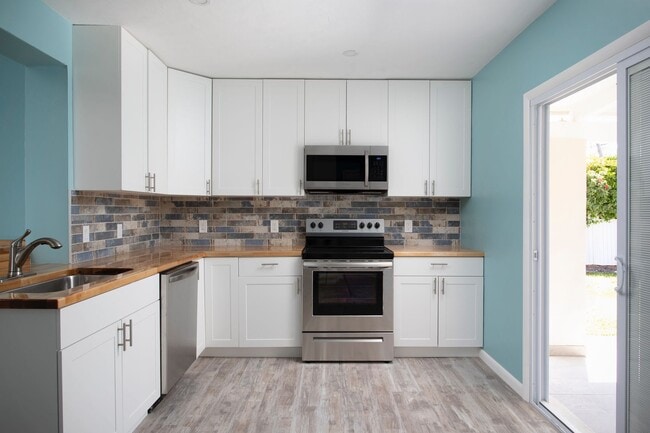 Building Photo - Move-In Ready 3/2 with Driveway & Backyard...