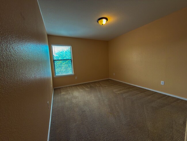 Building Photo - University Park - 5 bedrooms, 3-1/2 Baths