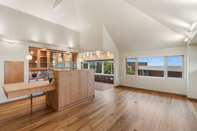 Building Photo - Lovely 2/2 Makiki Heights Home - Utilities...