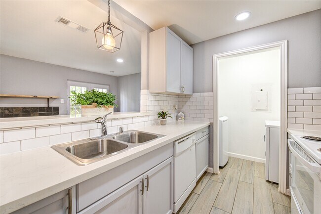 Building Photo - 3929 Tanglewilde St