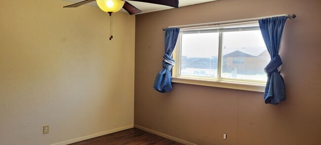 Building Photo - 904 John Doe St