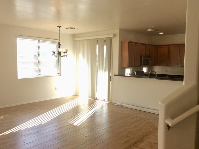 Building Photo - 4 Bdrm + Den / 2.5 Bath, 2 Story NW, off T...