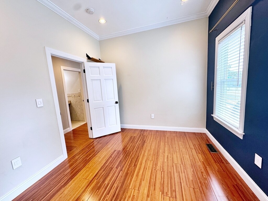 Building Photo - 498 Sumner St