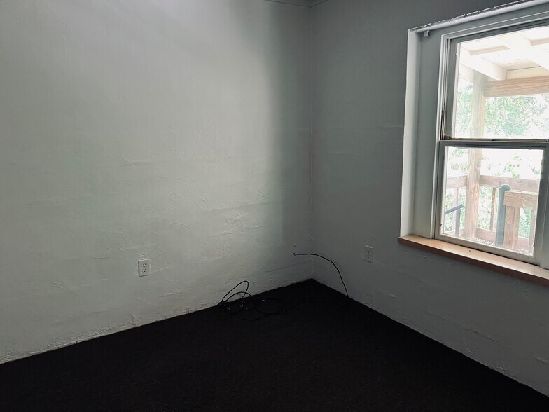 Building Photo - 223 N Lincoln St