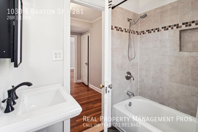 Building Photo - Sunny & Spacious Arlington Village TH- Ste...