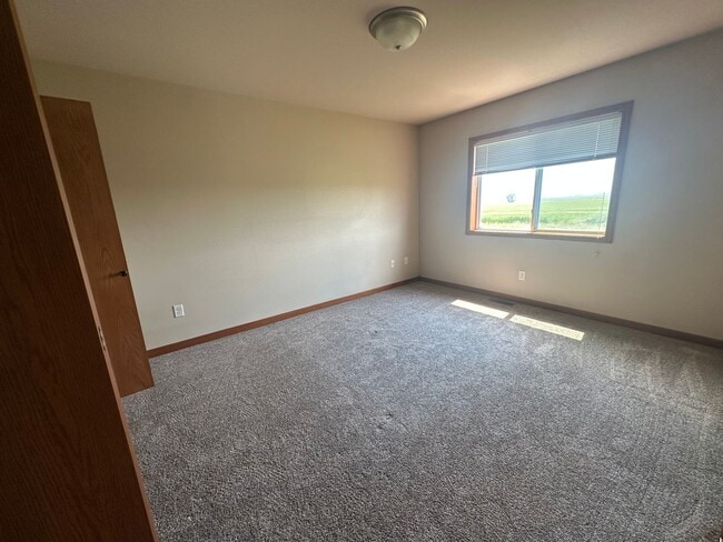 Building Photo - 4 Bedroom Townhome