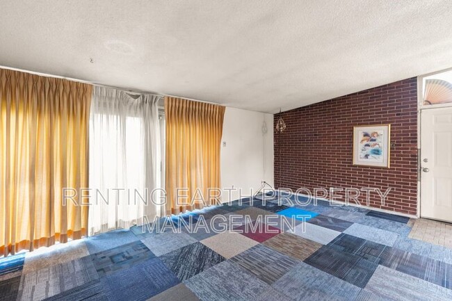 Building Photo - 6452 Evergreen Blvd